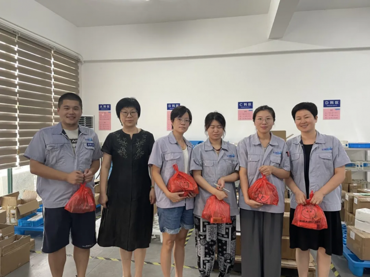 情系職工送清涼 高溫慰問(wèn)沁人心